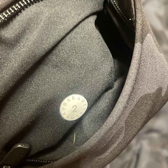 Lululemon Pack It Up Jacket in black/camo with hood size 2 - Picture 9 of 15